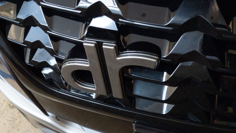 Logo DR su fronte auto